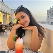 Profesora nativa de francés que imparte clases a niños y adultos